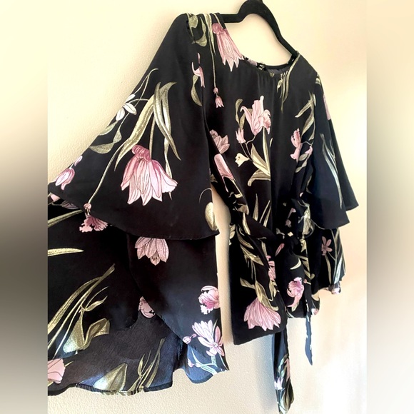 Floral blouse with belt and bell sleeves size s - Picture 2 of 3
